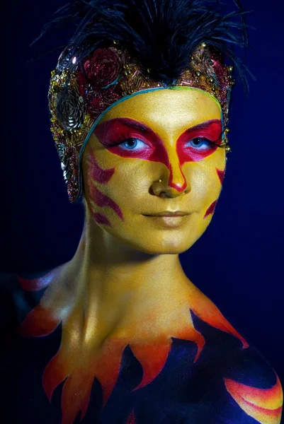 Retrato Una Mujer Misteriosa Con Maquillaje Artístico Cuerpo — Foto de Stock