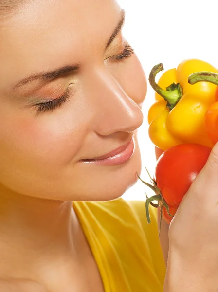 Красивая девушка с красочными свежими овощами в руках — стоковое фото