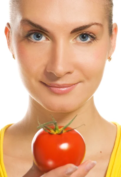 Menina bonita com tomate fresco — Fotografia de Stock