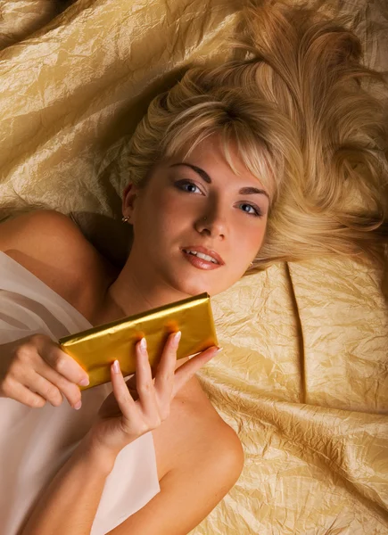 Mooi Meisje Met Een Gouden Chocolade Bar — Stockfoto