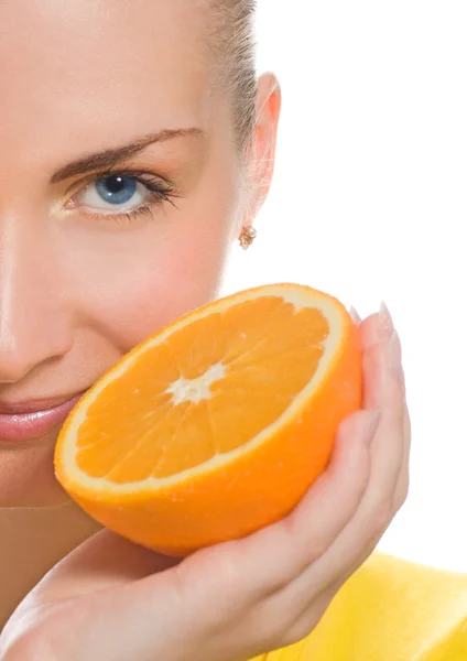 Vacker flicka med saftig apelsin — Stockfoto