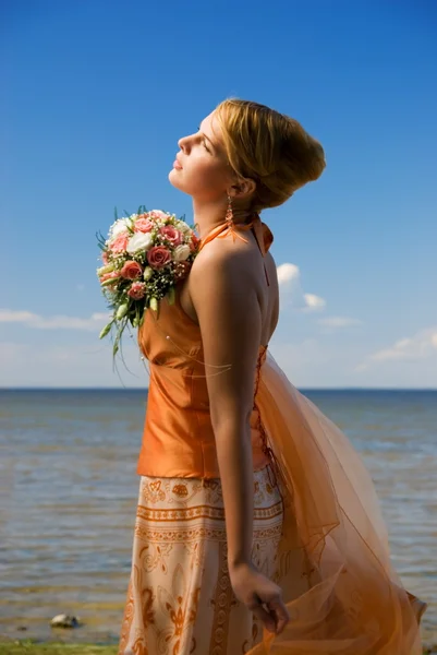 Schöne Rothaarige Dame Mit Einem Blumenstrauß Der Nähe Des Meeres — Stockfoto