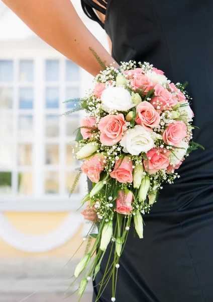 Kvinnans hand innehav vacker bukett av rosor — Stockfoto
