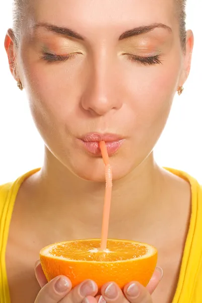 Menina bonita bebe suco de laranja natural — Fotografia de Stock
