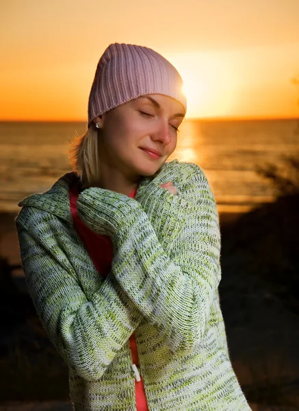 Νεαρό Κορίτσι Στην Παραλία Ηλιοβασίλεμα Στιγμή — Φωτογραφία Αρχείου