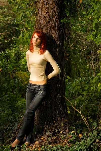 Mooi roodharig meisje in het bos — Stockfoto