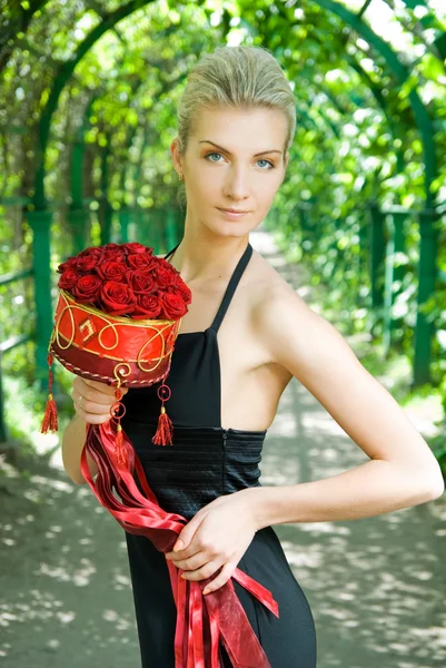 赤いバラの花束を持つ美しいブロンドの女の子 — ストック写真