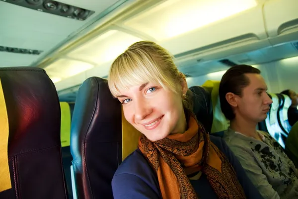 Щасливий пасажир у літаку — стокове фото