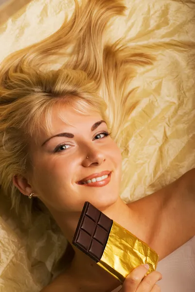 渴望特写肖像巧克力的漂亮女孩 — 图库照片