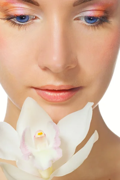 Närbild porträtt av en vacker flicka med vit orkidé — Stockfoto