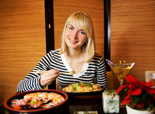 Beautiful blond girl in japanese restaurant — Stock Photo, Image