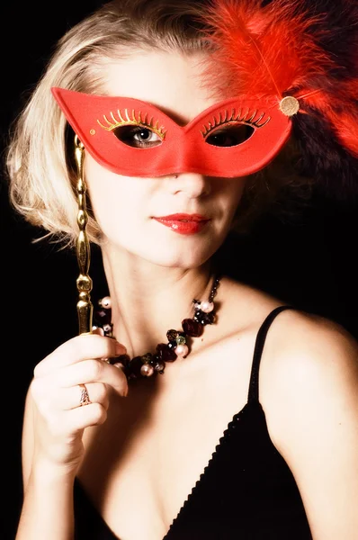 Menina com uma máscara de carnaval vermelho — Fotografia de Stock