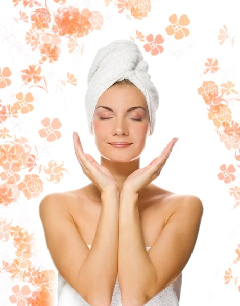 Giovane bella signora applicando crema idratante al suo viso dopo la doccia — Foto Stock