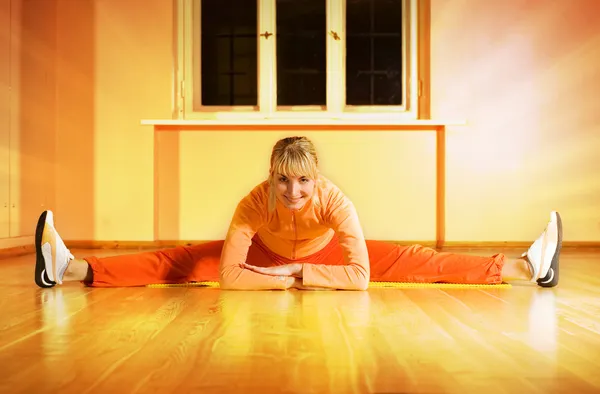 Mooie Fitnesstrainer Doet Splitst Een Vloer Omringd Door Magie Licht — Stockfoto