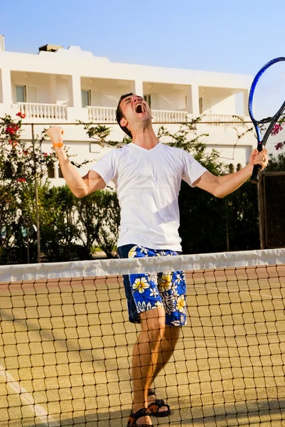 試合に勝つ後 悲鳴のテニス選手 — ストック写真
