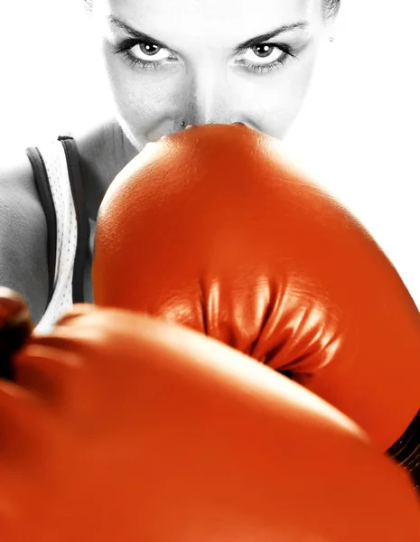 赤いボクシング グローブを持つ少女の黒 白の肖像画 — ストック写真