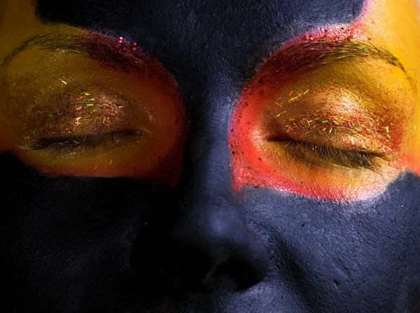 Портрет таинственной женщины с художественным макияжем на лице — стоковое фото