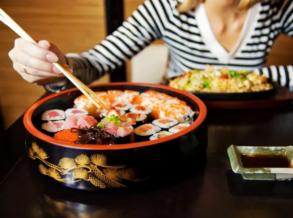Tiro de perto de uma chapa de sushi (DoF raso, foco em sushi ) — Fotografia de Stock