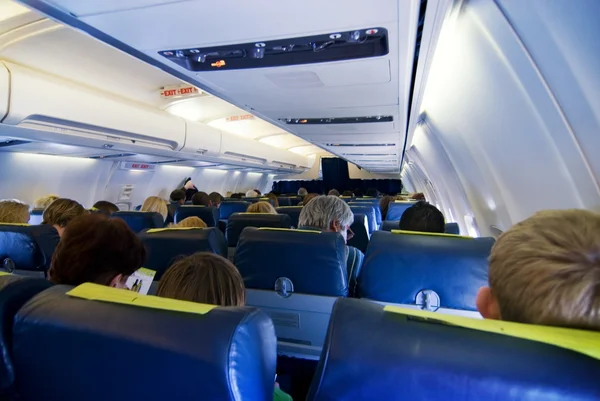 Пассажиры в самолете — стоковое фото