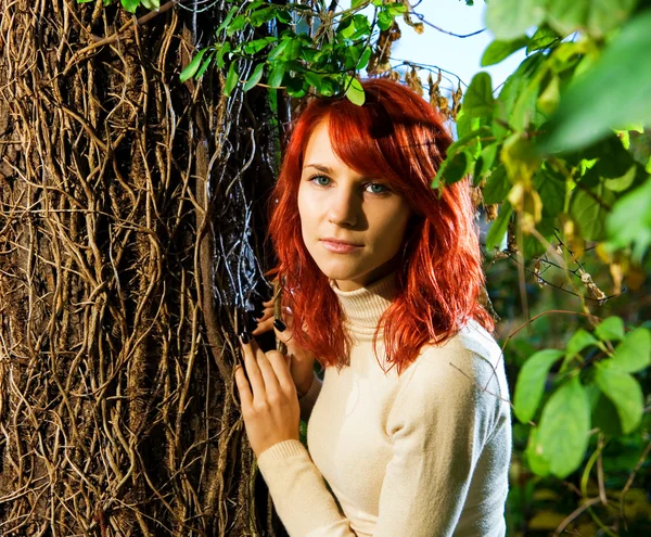Красивая Рыжая Девушка Лесу — стоковое фото