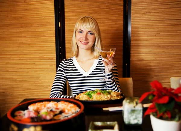 美丽的金发女孩在日本餐厅 — 图库照片