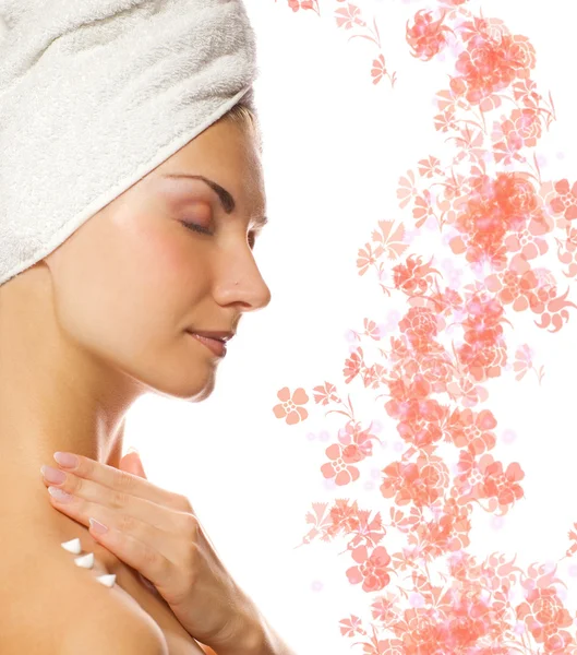Piękne Panienki Stosując Balsam Jej Skóry Prysznic Streszczenie Tło Kwiatowy — Zdjęcie stockowe