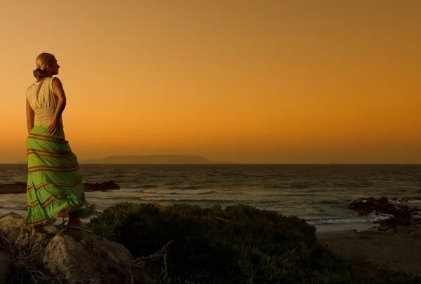 Piękna Dziewczyna Relaks Pobliżu Morza Zachód Słońca — Zdjęcie stockowe