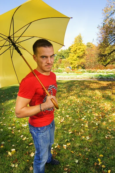 Lustiger Typ Mit Gelbem Regenschirm — Stockfoto