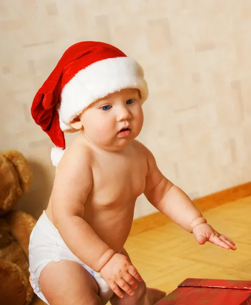 Adorabile bambino in cappello di Natale — Foto Stock