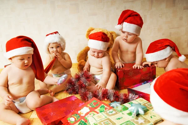 Skupina Rozkošný Batolata Vánoční Čepice Balení Dárků — Stock fotografie