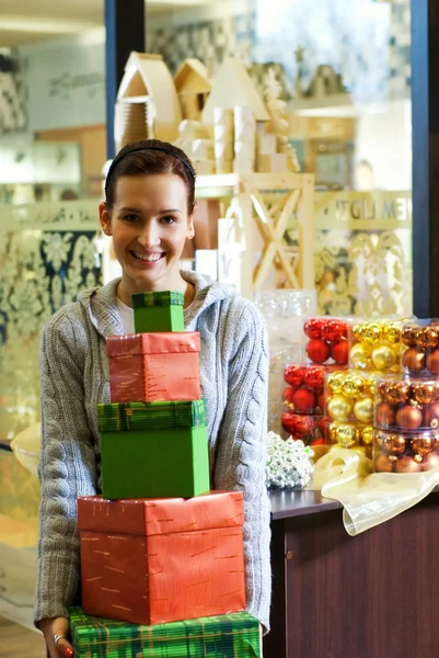 Teenager Mädchen Mit Geschenkschachteln Einem Geschäft — Stockfoto