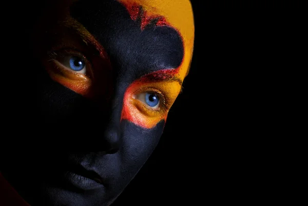 Портрет таинственной женщины с художественным макияжем на лице — стоковое фото