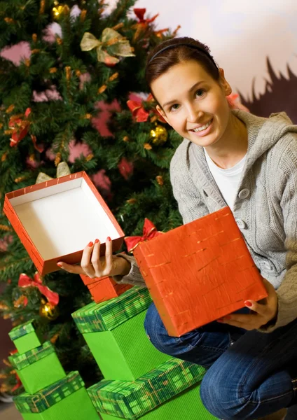 Κορίτσι Έφηβος Κουτιά Δώρων Χριστούγεννα Τρεις Πίσω Της — Φωτογραφία Αρχείου