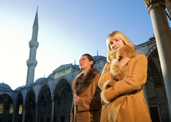 Pareja joven y atractiva en abrigos de piel de cordero (Estambul, Turquía) ) —  Fotos de Stock