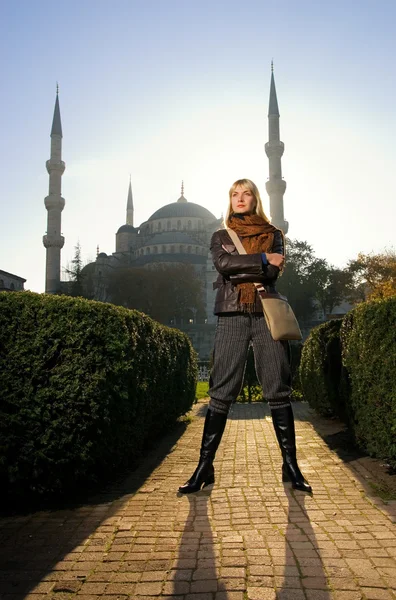 Όμορφη ξανθιά κοπέλα μπροστά από το διάσημο Μπλε Τζαμί (Τουρκία, ist — Φωτογραφία Αρχείου