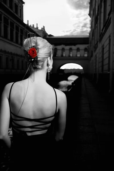 Черно-белая фотография девушки в старом городе — стоковое фото