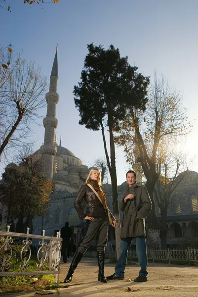 stock image Attractive caucasian couple in front of famous Blue Mosque (Istanbul, Turkey)