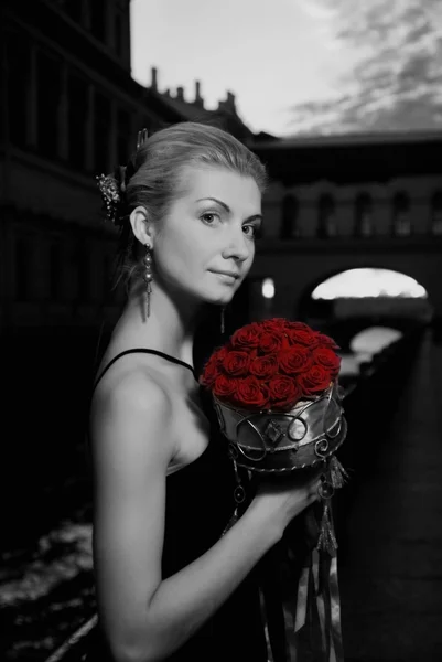Černobílý obrázek krásné dívky s růžemi v staré c — Stock fotografie