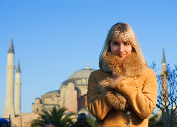 Menina loira bonita em casaco de pele de cordeiro (Turquia, Istambul ) — Fotografia de Stock
