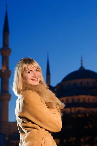 Prachtige blond meisje in lamsvel jas (Turkije, istanbul) — Stockfoto