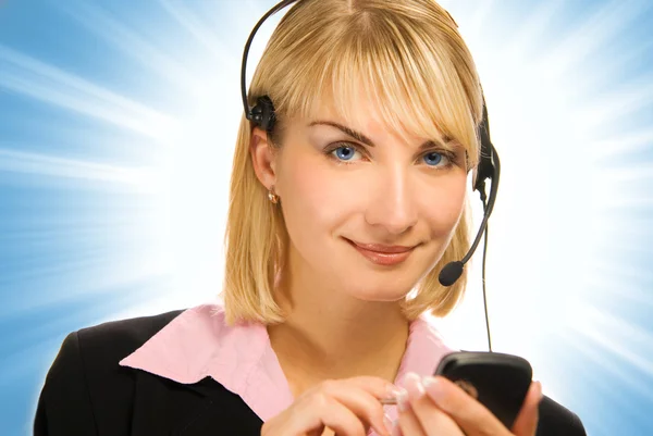 Belle opérateur de hotline avec téléphone portable dans ses mains sur abstra — Photo