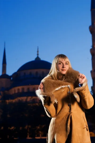 子羊の毛皮のコート トルコ イスタンブールの美しいブロンドの女の子 — ストック写真