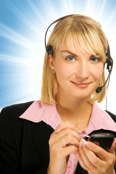 Hermosa operadora de línea directa con teléfono celular en sus manos en abstra — Foto de Stock