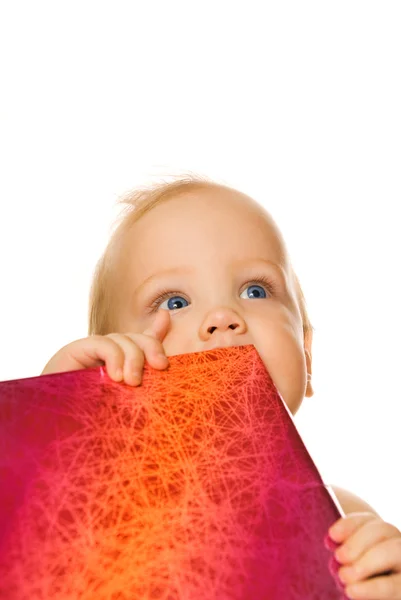 Bebê adorável com uma caixa de presente isolada no fundo branco — Fotografia de Stock