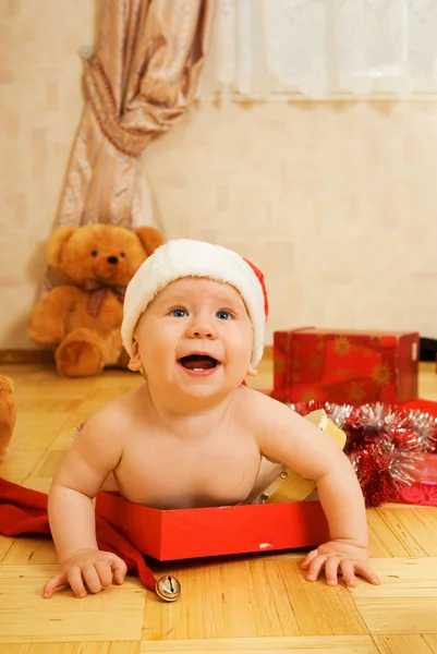 Criança adorável em chapéu de Natal — Fotografia de Stock