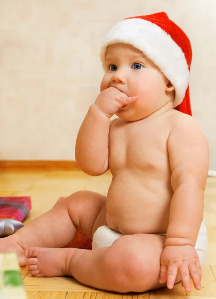 Bebê adorável em chapéu de Natal — Fotografia de Stock