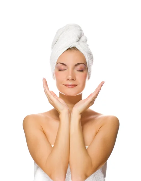 Jonge mooie dame aanbrengen vochtinbrengende crème op haar gezicht na douche — Stockfoto