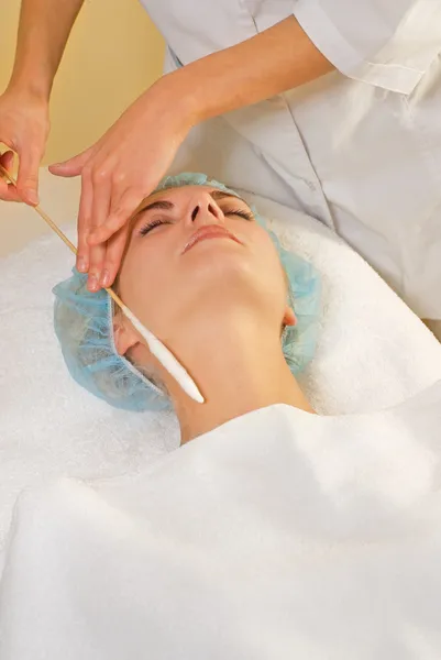 Massage Cryogénique Visage Dans Salon Spa — Photo