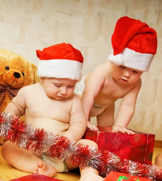 Iki Sevimli Küçük Çocuklar Noel Şapka Hediye Paketleme — Stok fotoğraf
