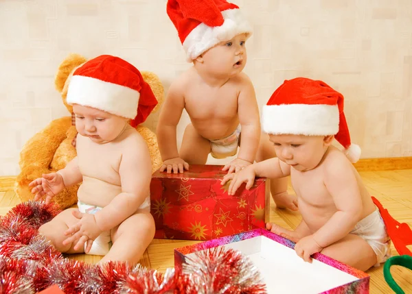 Grupo Crianças Adoráveis Natal Chapéus Presentes Embalagem — Fotografia de Stock